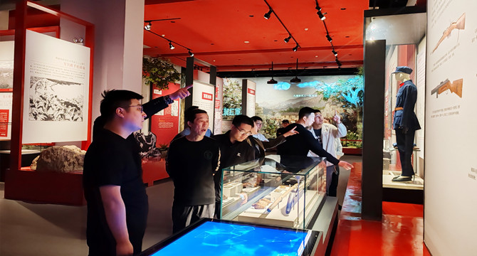 图为英山县纪委监委党员参观红二十五军长征革命历史展（缪清清 摄）