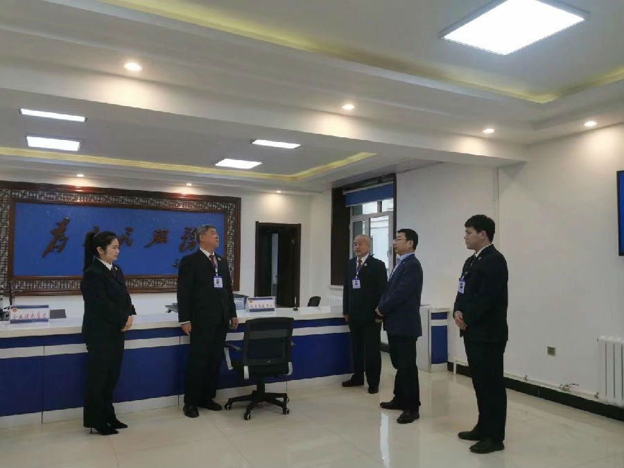 宝泉岭人民检察院同志向人民监督员介绍工作情况（辛欣 摄）