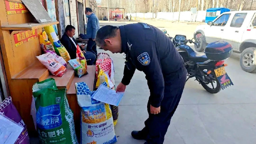 图为农资产品专项监督检查活动现场（杨洁 摄）