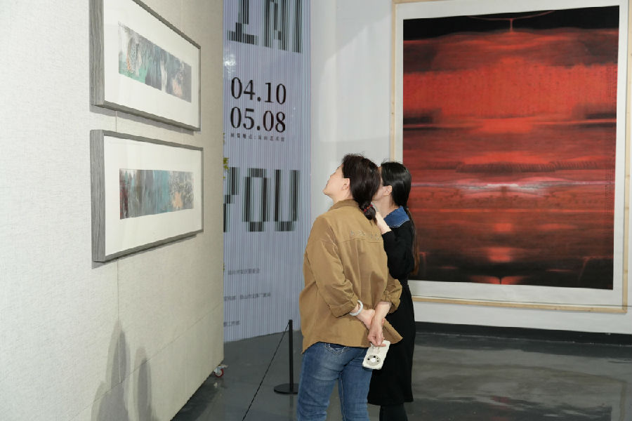 图为美术爱好者在昆山艺术宫现场观看作品（张伟伟 摄）