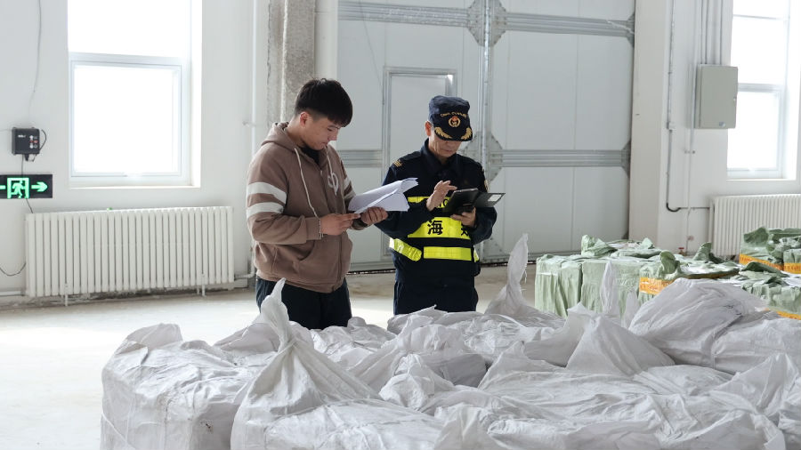 阿拉山口海关关员正在查验货物(宋玉龙 摄) 阿拉山口海关关员正在查验货物(宋玉龙 摄)