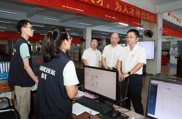 唐守兵调研就业创业工作（许国慧  摄）
