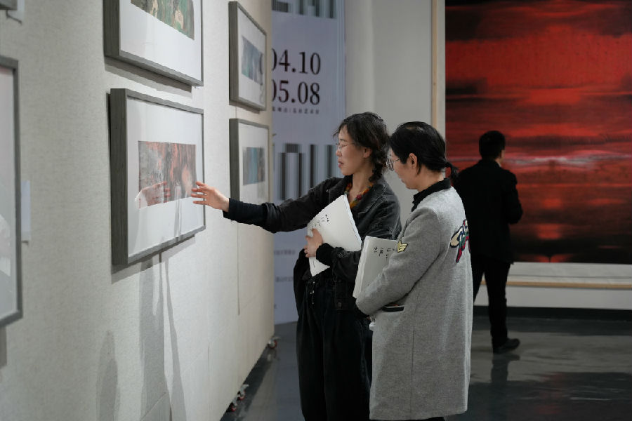 图为美术爱好者在昆山艺术宫现场观看作品（张伟伟 摄）