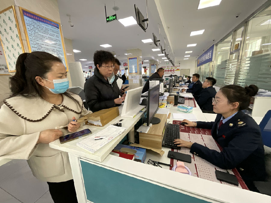 互助土族自治县政务大厅税务窗口一瞥（申维祖 摄）