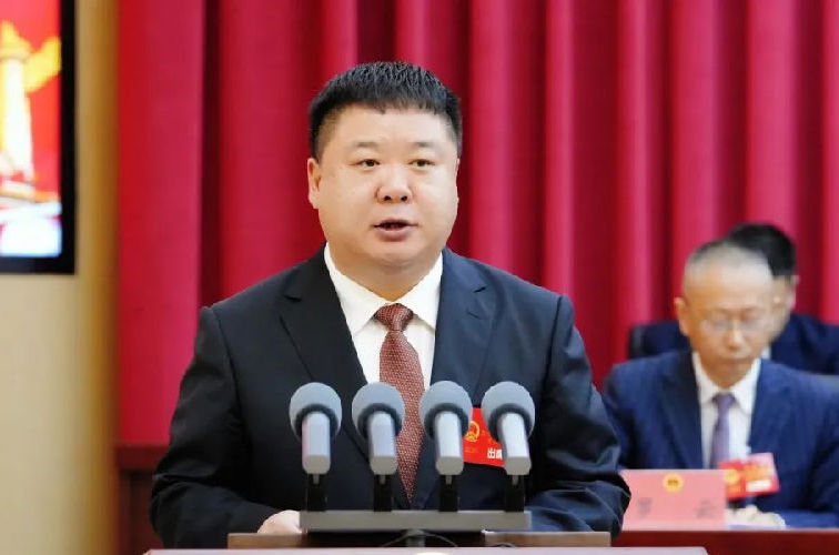 任云作政府工作报告（罗先知 摄）