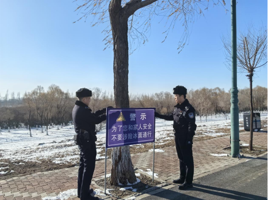 民警设置警示牌（刘帅辰 摄）