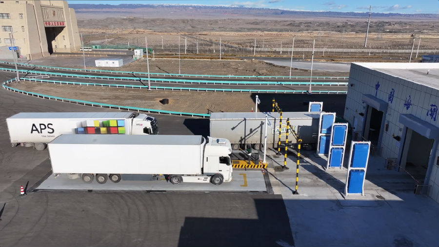 入境货车等待海关查验(宋玉龙 摄) 入境货车等待海关查验(宋玉龙 摄)