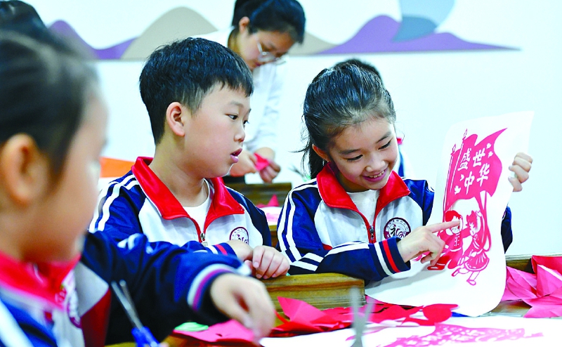 孩子们学习剪纸 （彭圣洲 摄）