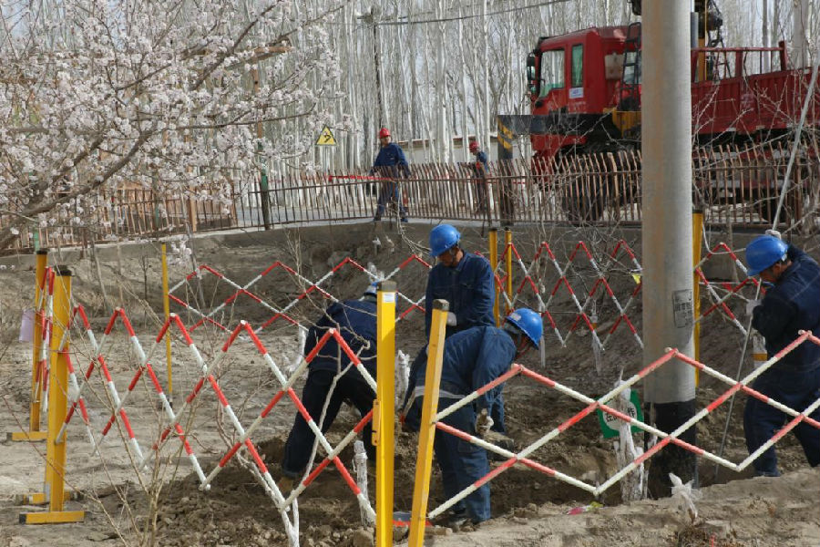 图为10千伏农配网工程施工现场。（王新宏 摄）