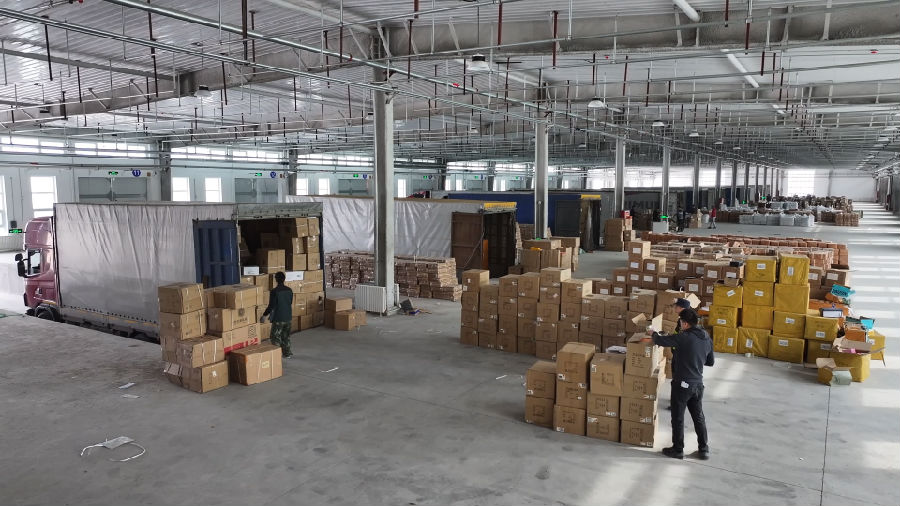 查验场内堆放的出口货物(宋玉龙 摄) 查验场内堆放的出口货物(宋玉龙 摄)