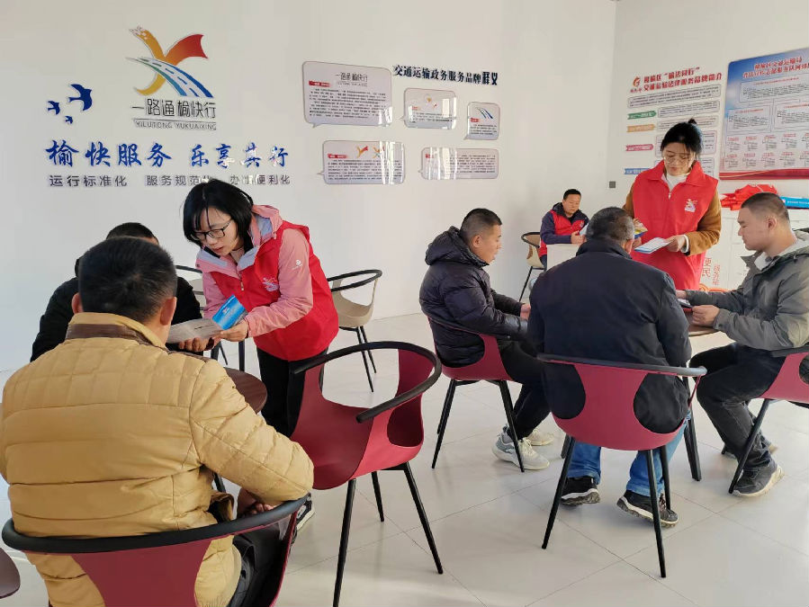 志愿服务者向司机讲解法律知识（王贺凡 摄）