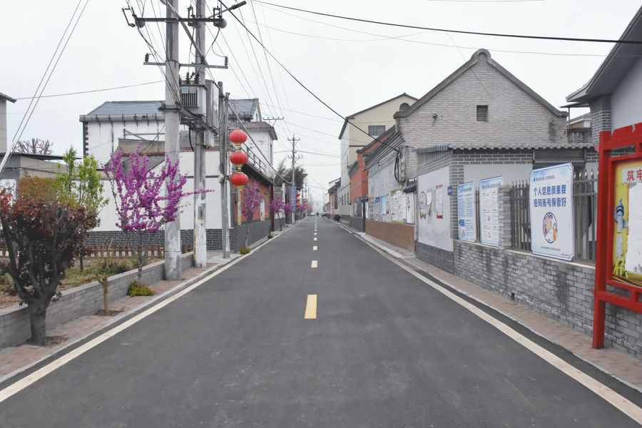 种花植绿美化村居环境（张雪岩 摄）