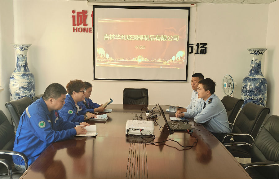 图为公主岭市税务局工作人员在吉林华利玻璃棉制品有限公司进行政策宣传和解读（张柏融 摄）