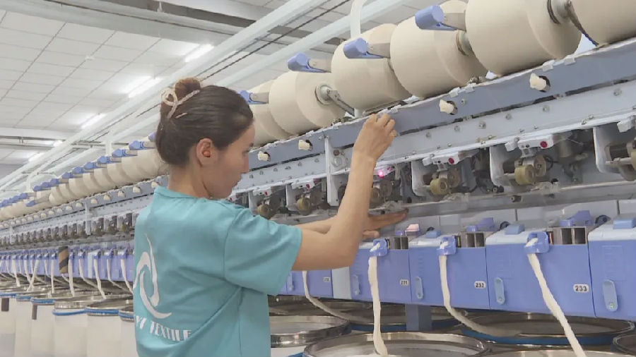 图为工作人员在生产车间忙碌着（王永斌 摄）