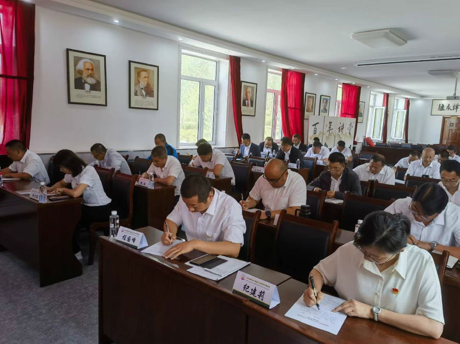 图强林业局组织开展党务工作者培训班结业测试（孟文静 摄）