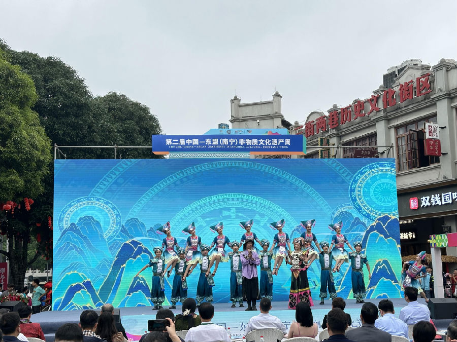 图为现场载歌载舞，热闹非凡。（欧阳玉丹 摄）