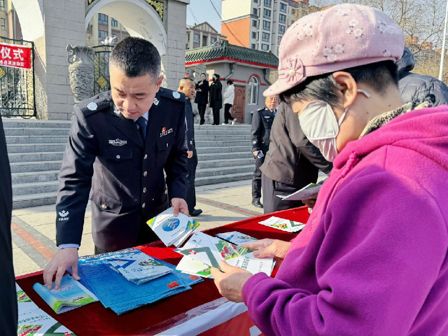 工作人员正在为群众发放宣传册（王广忠 摄）