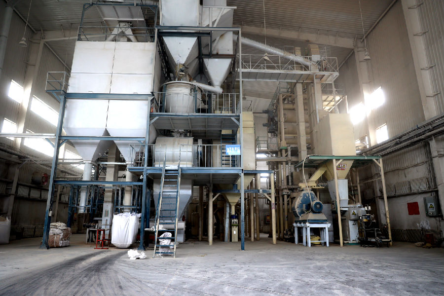 生产车间生产设备高速运转中（牛宁 摄）