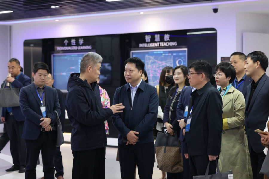 图为现场交流（赵雪琴 摄）