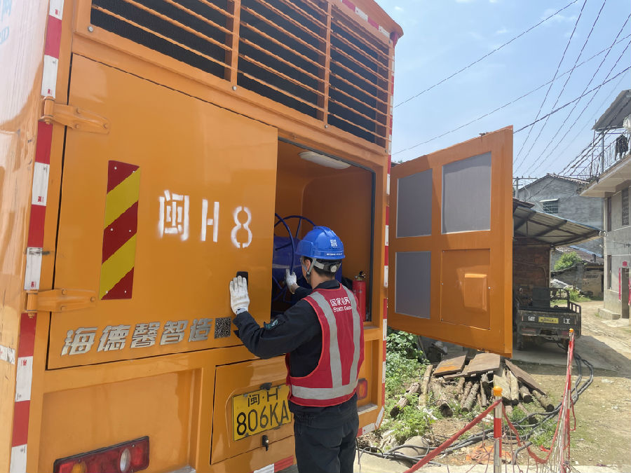 4月10日，国网建瓯市供电公司工作人员正在为大庙村接入发电车电源。（张显凤　摄）