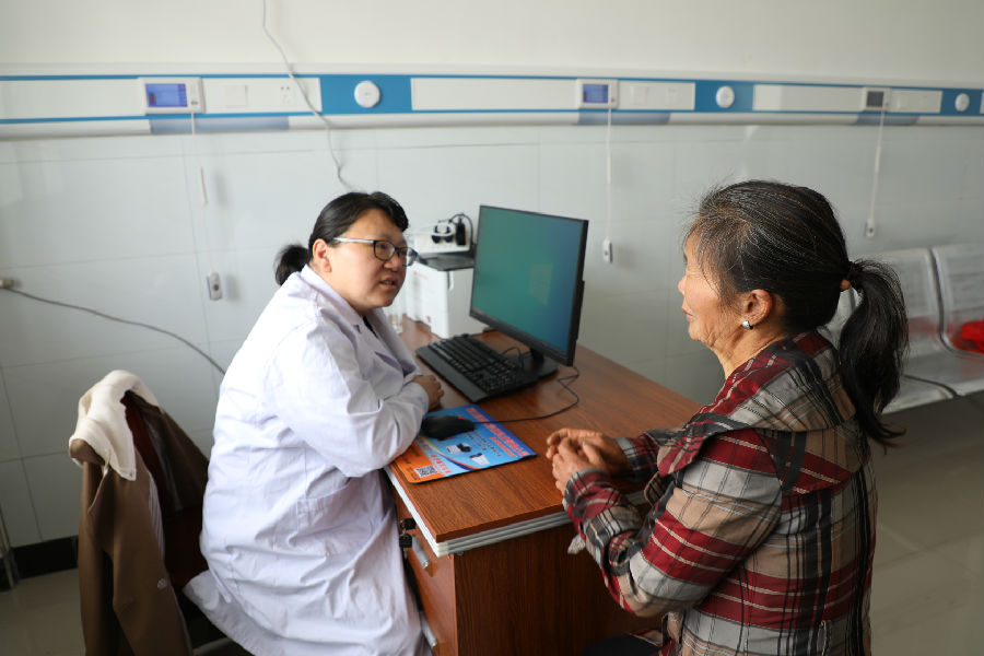 图为罗素红在杨柳湾镇分院坐诊（刘钊海 摄）