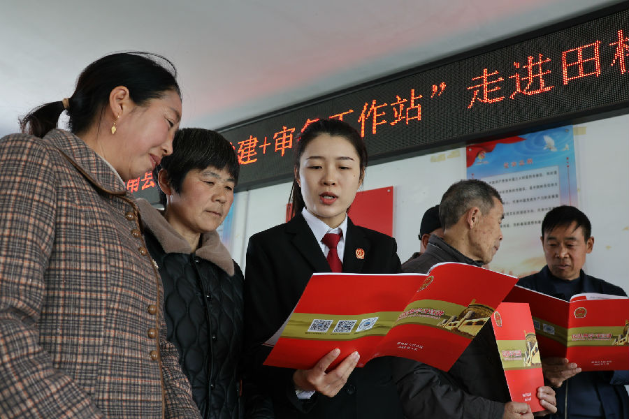 人民法院法官孙晨向村民深入解读《民法典》（王华 摄）