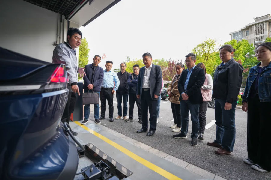 学员们现场了解智慧立体停车库运行情况（卢宣 摄）