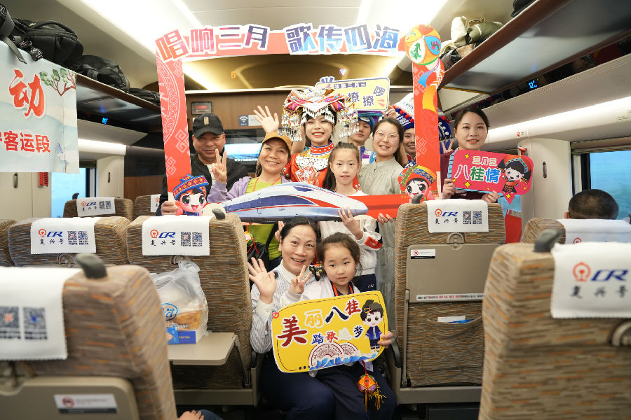 列车乘务员和旅客合影（曹烁 摄）