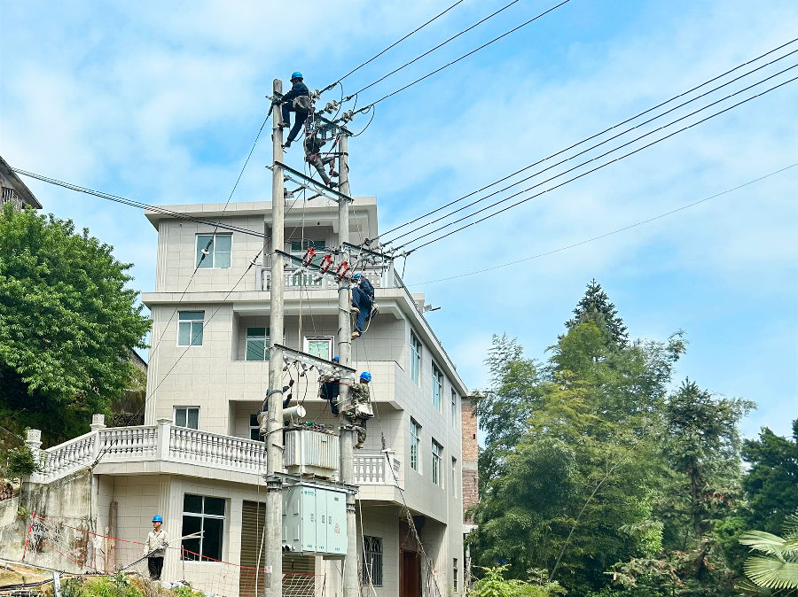 国网永春县供电公司员工进行台区综合改造（林清楠 摄）