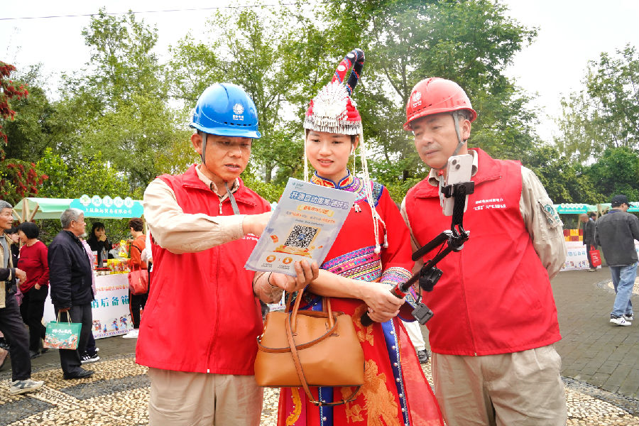 国网上杭县供电公司保供电人员为游客宣传安全用电知识和智能缴电费方法(刘伟玲 摄) 国网上杭县供电公司保供电人员为游客宣传安全用电知识和智能缴电费方法(刘伟玲 摄)