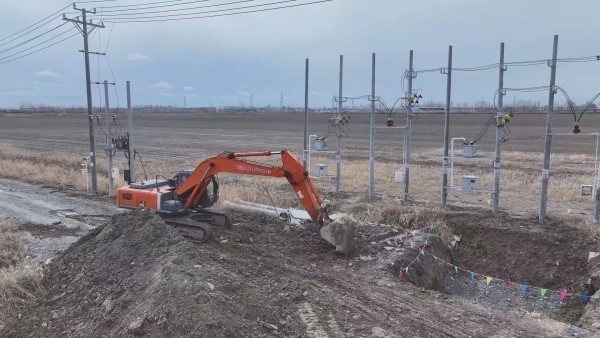 4月7日，在沙湾市四道河子镇常胜西村草湖组优质棉基地建设项目施工现场，挖掘机械正在进行填埋作业。（其那尔 摄）
