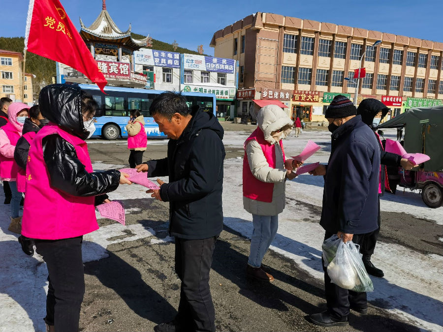 图强林业局党员志愿者在向职工群众发放防火宣传单（孟文静 摄）