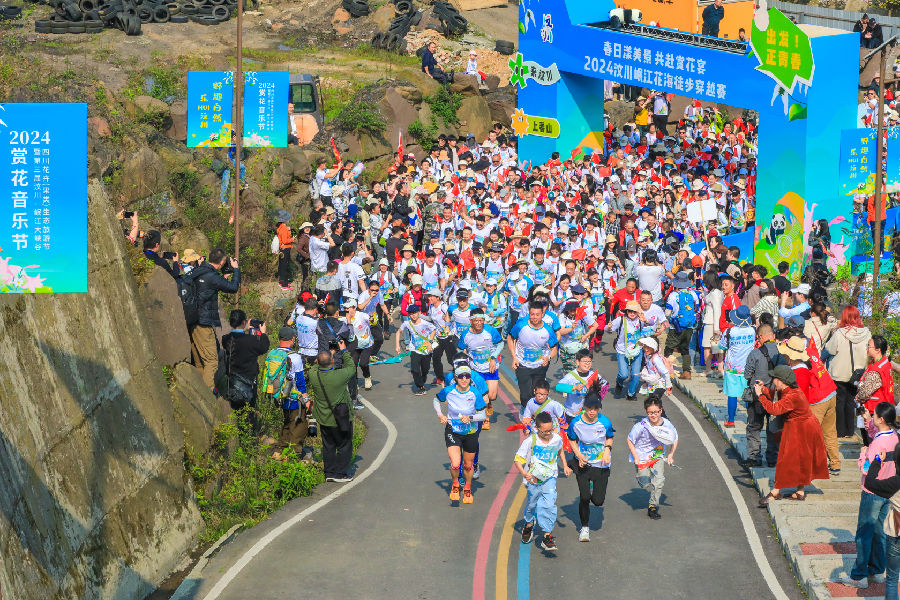 徒步穿越赛现场（严易程 摄）