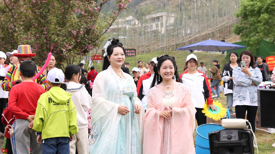 身着汉服的游客前来竹山县茶山景点“打卡”（张成 摄）