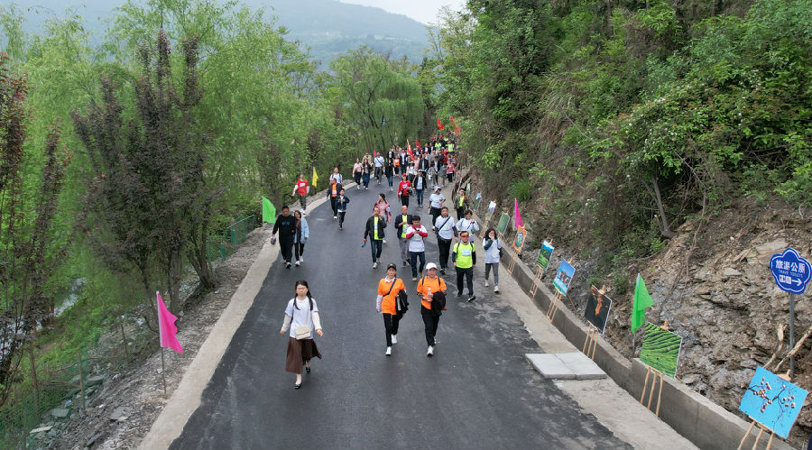 徒步爱好者正在徒步（明康 摄）