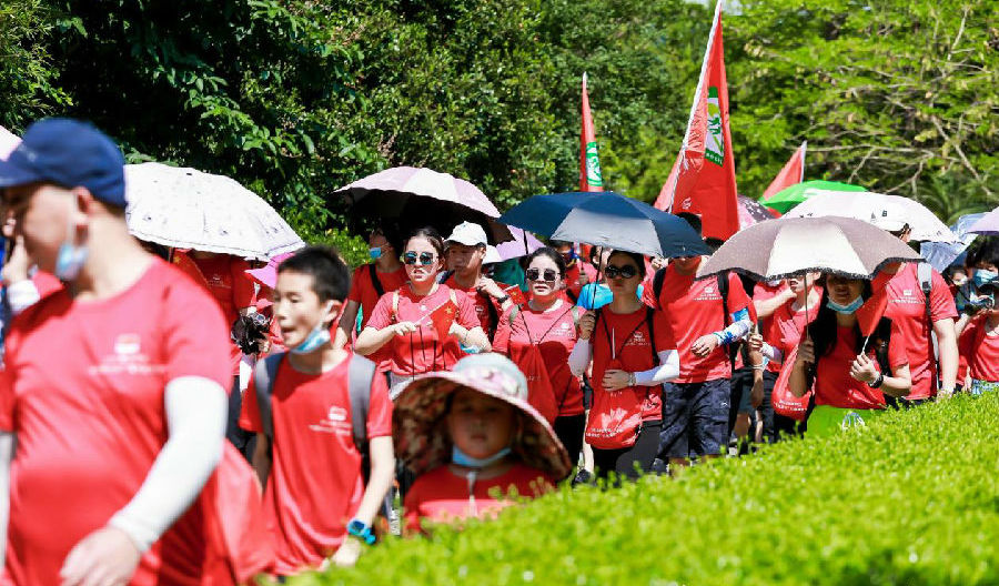 红色徒步（陈丹娜 摄）