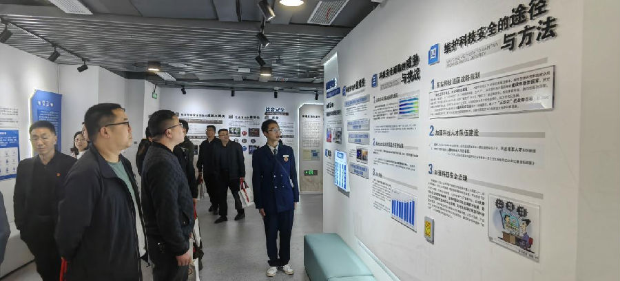 讲解员为参观者讲解（丁伟 摄）