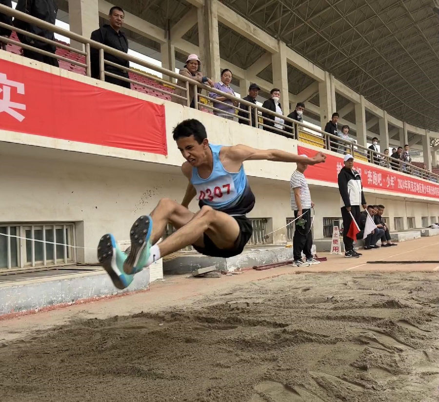 图为飞跃沙坑 （崔书敏 摄）