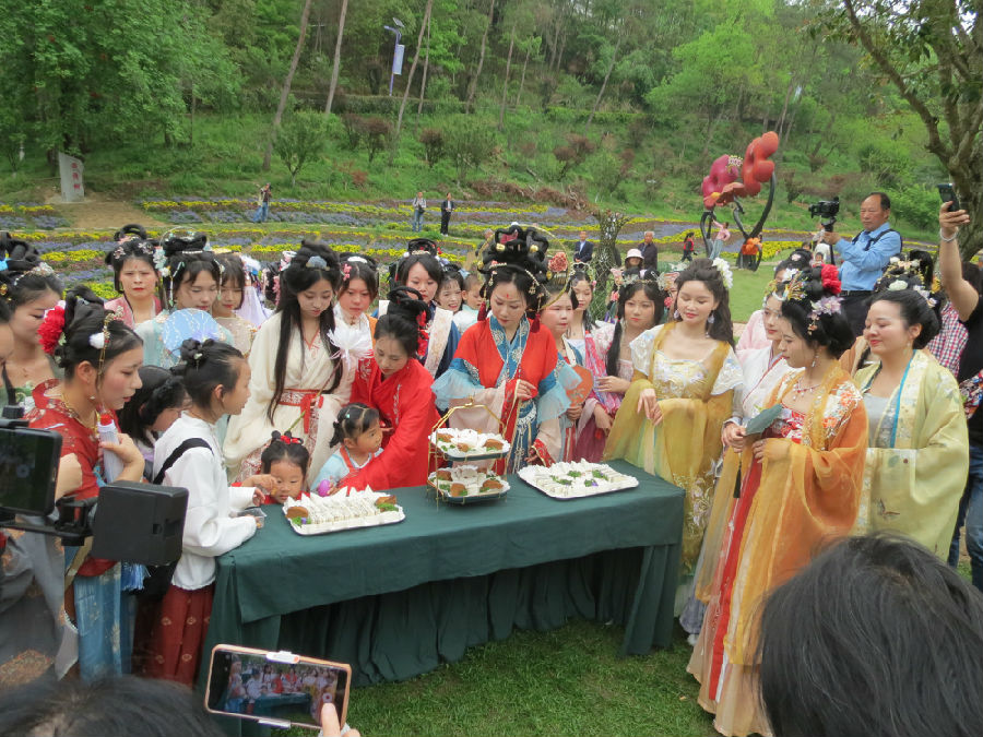 十二花神在景区现场向游客推介英山特色小吃（童曙明 摄）