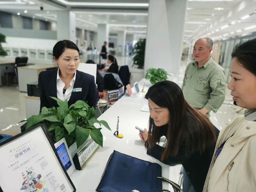 检查的情景（郑建军 摄)