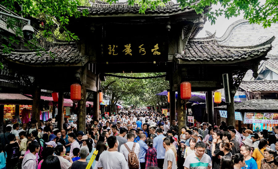 黄龙溪景点人群熙攘（刘婷 摄）