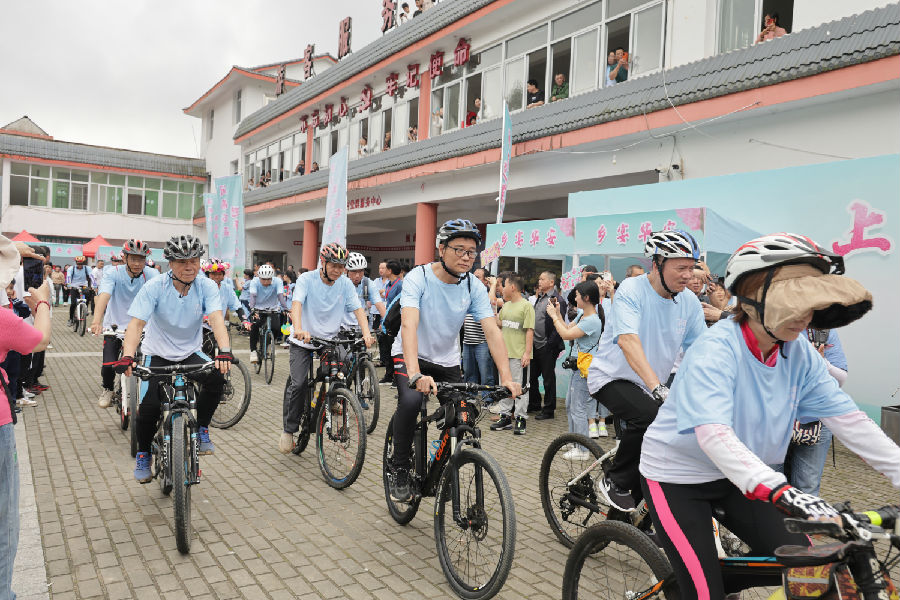 自行车爱好者出发绕村骑行（陈蕾 摄）
