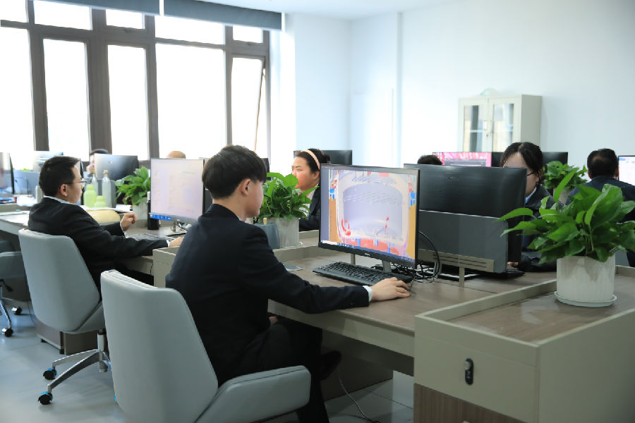 图为技术人员正在进行研发设计（陈其龙 摄）