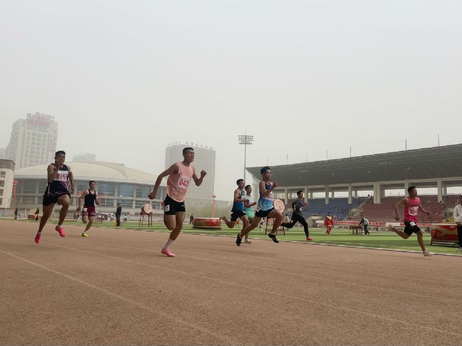 图为运动员在赛场上奋勇拼搏 （崔书敏 摄）