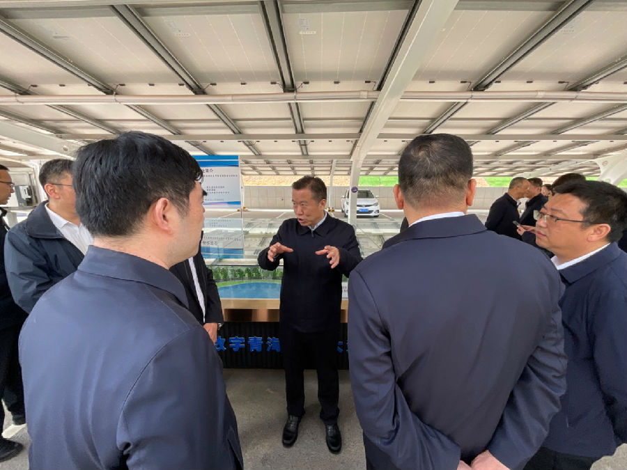 观摩会上，省委常委、常务副省长王林虎与参会领导展开深入讨论和交流。（申维祖 摄）