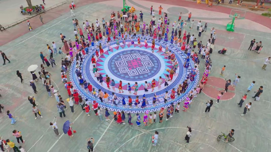 图为粤桂两地青少年们同跳圆圈舞（孔德韬 摄）