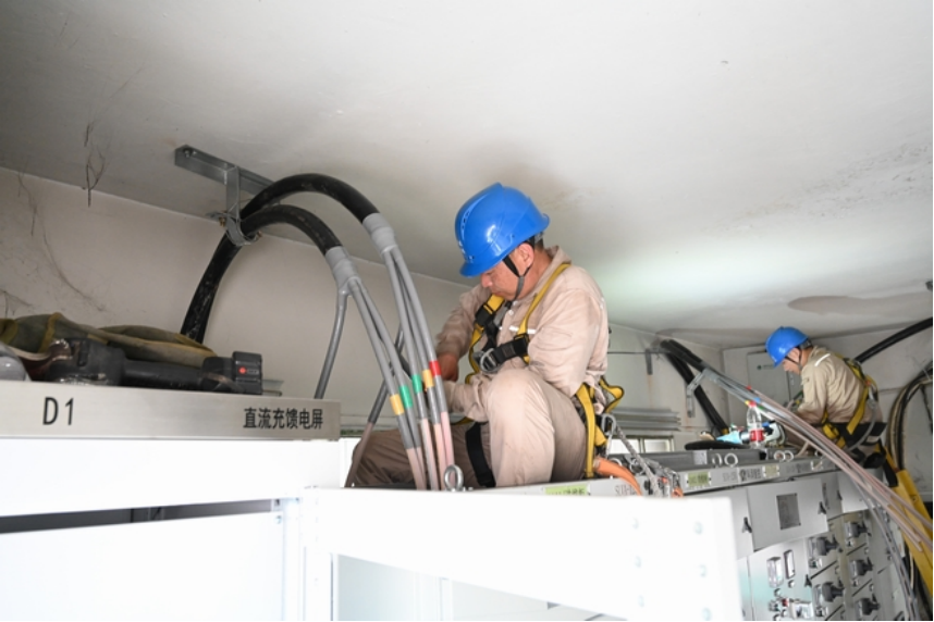 国网邵武市供电公司施工人员正在进行配电室改造（朱丽 摄）