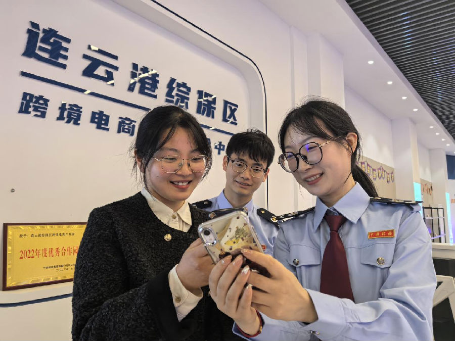 “局长税收服务队”队员走进综保区跨境电商产业园服务（孙军 摄）