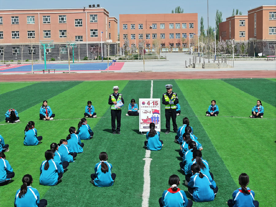 图为交通民警进学校向学生普及国家安全知识（胡国华 摄）