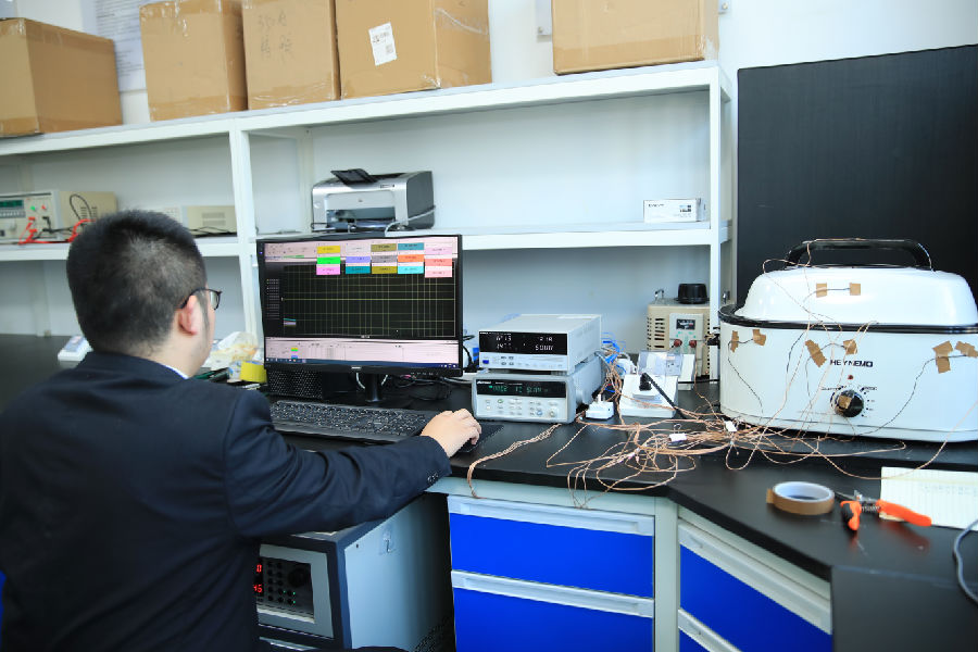 图为技术人员正在检测产品的耐高温性能（陈其龙 摄）